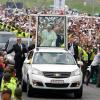 Nach einer zu scharfen Bremsung seines Papamobils hat sich Papst Franziskus leicht verletzt. Dieses Bild entstand einen Tag vor dem kleinen Unfall im kolumbianischen Medellin.