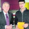 Verbunden mit den besten Wünschen überreichte Rektor Josef Lechner (links) seinem scheidenden Mitarbeiter Peter Leischner im Namen des gesamten Lehrerkollegiums einen Gutschein. Leischner ist der neue Konrektor an der Mittelschule in Friedberg. Foto: Walter Mika