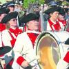 Genuss für Auge und Ohr: Die Musiker hauten nicht nur kräftig auf die Pauke, sie begeisterten die Besucher auch ihrer bunten Uniformen wegen.