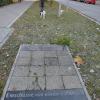 Steine an der Bürgermeister-Sing-Straße erinnern an den Beschuss durch Tiefflieger im Weltkrieg.