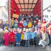 Die Kleinen des Kindergartens Reichling waren ganz fleißig am Packen und hatten ihre Freude daran, als der große rote Lastwagen bei ihnen vorbei kam.  