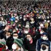 Volles Haus, aber mit Maske: Anhänger des FC Augsburg am Freitagabend beim 2:1-Erfolg gegen den FC Bayern München.