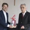 Geltendorfs Bürgermeister Robert Sedlmayr gratulierte seinem Vor-Vorgänger Peter Bergmoser zu dessen 80. Geburtstag. 	