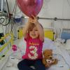 Die kleine Ida aus Mörslingen hat Leukämie und braucht dringend einen Stammzellenspender. Das Bild entstand an ihrem dritten Geburtstag - in der Kinderklinik in Ulm. 