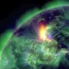 Der Sreenshot eines vom Solar Dynamics Observatory (SDO) der NASA veröffentlichten Videos zeigt hohe Sonnenaktivität auf der Oberfläche der Sonne. Bei den Eruptionen vom Sonntag wurden große Gaswolken aus den Außenschichten des Zentralgestirns ins Alle geschleudert.