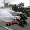 Männer der Berufsfeuerwehr Augsburg haben am Mittwoch einen brennenden Lastwagen gelöscht. 