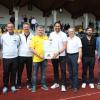 Freude über die Schildübergabe (von links) Horst Gerstenbrand (Jugend-Spielgruppenleiter Unterallgäu), Manuel Neß (Trainer), Berndt Sonntag (Trainer), Dominik Eckers (2. Jugendleiter TSV Mindelheim), Oskar Kretzinger (DFB-Stützpunktkoordinator Westbayern), Stefan Winter (Bürgermeister Mindelheim), Mitko Pertemov (Vorsitzender TSV Mindelheim), Wolfgang Streitel (Stadtrat) und Uli Manlig (Stadtrat).  	