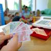 Grund zur Freude für Eltern in Altenmünster: Die Beiträge für den Kindergarten werden teils zurückerstattet. 
