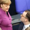 Bundeskanzlerin Angela Merkel im Gespräch mit Jens Spahn. CDU-Politiker Bosbach erwartet, dass der junge Konservative auch als Minister unbequem bleiben wird.