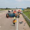 Ein Kleinbus hat sich am Montagnachmittag auf der A8 überschlagen. Die zwei Insassen kamen verletzt ins Krankenhaus.  	