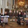 Mit dem „Schwäbischen Passionssingen unter dem Heiligen Grab“ stimmten drei Volksmusikgruppen aus dem heimischen Umkreis auf die Karwoche und das Osterfest ein. Unser Bild zeigt von links: die Hürbener Holzbläser, den Bocksberger Viergesang und die Hagenrieder Zupfnudla.  	