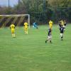 Die Führung für die Gäste: Mit einem Schuss aus der Drehung ließ Oberriedens Manuel Schalk (schwarzes Trikot/Nr. 10) Schönebergs Keeper Tobias Vater keine Abwehrchance. 