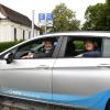 Fahren auf Carsharing ab: (von links) Bürgermeister Michael Wörle und Stadtwerke-Geschäftsführer Walter Casazza.