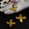 Ein Zeichen für eine frühe Christianisierung sind diese Kreuze aus Blattgold, die dem Reiterkrieger mitgegeben wurden. 