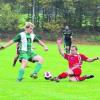 Abgegrätscht: Der TSV Pfaffenhausen (grün-weiße Trikots) und der SC Unterrieden schenkten sich im Derby nichts. Foto: Franz Stocker