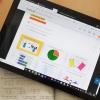 Tablet und Schulbuch: Der Unterricht funktioniert gerade vor allem digital.