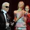 Karl Lagerfeld nach der Verleihung des "Elle Fashion Star" 2008, Claudia Schiffer applaudiert.