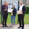 100 Handys, die doppelt Gutes tun: Christian Mazenik von Missio München (links) freut sich über die Sammlung von Altgeräten aus Königsbrunn, die ihm Sabine Walser und Pfarrer Bernd Leumann überreichen.