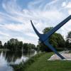 "Die Spitzhacke" am Ufer der Fulda von Künstler Claes Oldenburg.