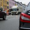 Geparkte Autos in Parkbuchten am Straßenrand machen die Verkehrssituation in der Münchener Straße in Ingolstadt nicht einfacher.
