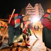 Dutzende Eckhexe der Narrenzunft Aulendorf tanzen am frühen Abend um ein Feuer herum.