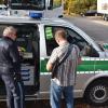 Kontrollstelle Burgstraße: In Harburg erwischen die Polizisten (links Norbert Rasch) Lkw-Fahrer, die sich nicht an das Durchfahrtverbot halten.  	