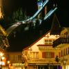 Spektakulärer Anblick: die Fußgängerzone in Oberstdorf mit den beiden beleuchteten Skisprungschanzen im Hintergrund.