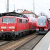Trotz der neuen Oberleitung westlich von Geltendorf gibt es aber auch noch Züge, die im Dieselbetrieb unterwegs sind, zum Beispiel, wenn sie nach Kempten fahren, wie dieser Zug rechts im Bild.