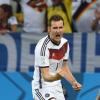 Miroslav Klose freut sich über seinen Treffer zum 2:2 gegen Ghana. Ein Tor, das den Deutschen vor dem abschließenden Gruppenspiel eine gute Ausgangssituation beschert.