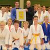 Die Judoabteilung der SF Friedberg hat vom Deutschen Judo-Bund in Zusammenarbeit mit dem Bayerischen Landesverband das DJB-Vereins-Zertifikat erhalten. Abteilungsleiter Christian Mayr (in der Mitte mit Trainer Thomas Ender, links) überbrachte die Nachricht und die Urkunde den Mitgliedern im Training. 