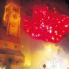 So wie hier im Stadtteil Pfersee bei der Kirche Herz Jesu feierten die Augsburger auch bei Regen den Jahreswechsel mit einem großen Feuerwerk.  