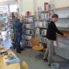 Viel zu tun trotz Corona-bedingter Schließung: Sabine Heigl und Herbert Wittmann bei Umbau- und Aussonderungsarbeiten im Bücherturm.  	
