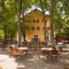 Der Blick vom schönen Biergarten auf das Restaurant Meyers Keller auf der Nördlinger Marienhöhe. 