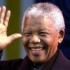 Nelson Mandela, hier im Jahr 2001, erhielt 1993 den Friedensnobelpreis. 27 Jahre verbrachte der Politiker wegen seinem Ruf nach Gleichberechtigung im Gefängnis.