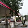 In der Donauwörther Straße warf der Sturm einen Baum gegen eine Tankstelle.