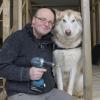 Wander-Blogger Markus Balkow aus Enheim im Landkreis Kitzingen baut sein eigenes Tiny House im Garagenhof in Markt Bibart. Darin will er bald mit seiner Malamute-Hündin Leila leben.