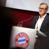 Der Vorstandsvorsitzende des FC Bayern München, Jan-Christian Dreesen, kritisiert die organisierten Fans, die vielerorts mit dem Werfen von Tennisbällen den Spielbetrieb lahmlegen, scharf.