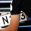 Ein Unbekannter hat am Montag zwischen Deiningen und Pfäfflingen die Nummernschilder eines defekten Autos gestohlen. 