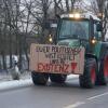 Auf dem Weg von Aichach nach Friedberg und zurück machen die demonstrierenden Landwirte und Fuhrunternehmer auf ihre Probleme aufmerksam.
