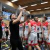Da ist das Ding! Trainer Emanul Richter stemmt den Pokal für die Meisterschaft in der 1. Regionalliga hoch.
