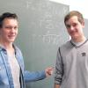 Michael Höse (links) und Jonas Bucher vom Maristenkolleg Mindelheim reisen mit kleinem Gepäck zu „Jugend forscht“ nach Schongau. Sie haben nur ihre eigene Überzeugungskraft und jede Menge Formeln, um die Jury zu beeindrucken. 