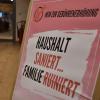 Protest gegen die höheren Gebühren bei der Kinderbetreuung: Die Elterninitiative, die sich in Kaisheim formiert hat, stellte anlässlich der Sitzung des Gemeinderats am und im Rathaus einige Plakate auf. 