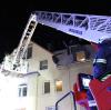 Bei einem Wohnungsbrand in Kempten musste die Feuerwehr die Drehleiter einsetzen.