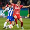 Berlins Suat Serdar (l) kämpft gegen Matthias Ginter von SC Freiburg um den Ball.