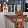 Beim Eröffnungsgottesdienst zum Jubiläumsjahr „800 Jahre Franziskaner in Augsburg“ war ein Assisikreuz am Altar aufgestellt. Sogar Papst Franziskus hatte ein Grußwort geschrieben. 	 	