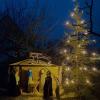 In Seifertshofen steht seit vielen Jahren an Weihnachten der Stall mit Christbaum am Ortseingang. Auch Kinder haben Figuren gebaut.