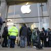 Beim Verkaufsstart des iPhone X in einem Apple-Store in Hamburg warteten Kunden lange in der Schlange. 