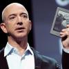 Amazon-Chef Jeff Bezos mit einem Kindle. Die Kritik an dem Online-Händler wird immer lauter: Mehr als 100 deutsche Autoren veröffentlichen nun einen Protestbrief.
