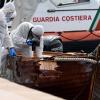 Der Morgen nach dem tödlichen Bootsunfall: Ermittler begutachten im Hafen von Salò den Schaden am Holzboot des italienischen Paares. 	