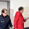 Ein 53-jähriger Angeklagter M wird zu seinem Platz im Ingolstädter Landgericht geführt. Er ist des mehrfachen versuchten Mordes mit Rattengift angeklagt.